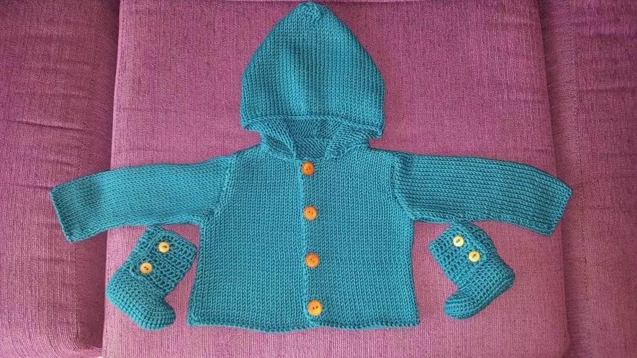 Conjunto de chaqueta con capucha y botas