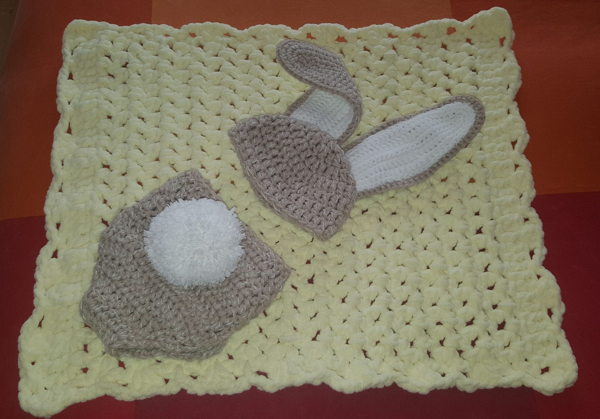 Conjunto gorro y cubrepañal conejo bebé