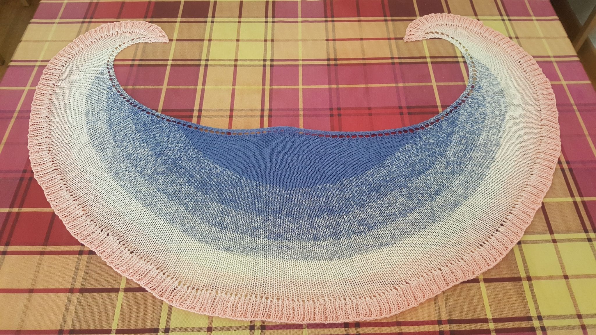 Patrón gratis chal Abrazo a dos agujas