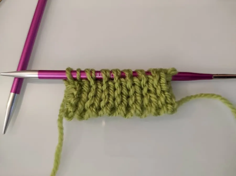 Montaje elástico tubular dos agujas