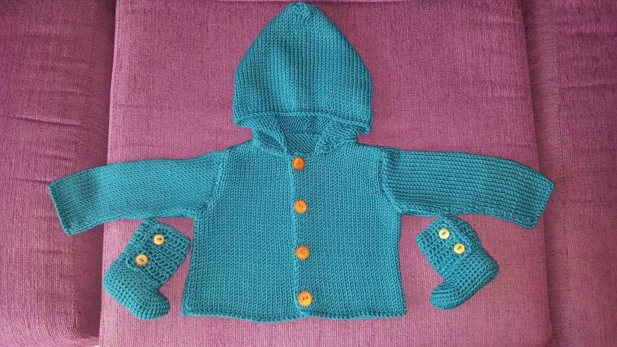 Conjunto de chaqueta con capucha y botas