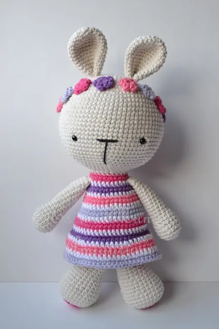 Patrón gratis coneja amigurumi cinta flores