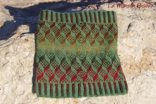 patrón gratis cuello falling cubes dos agujas