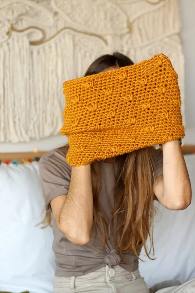 Patrón gratis cuello flores crochet