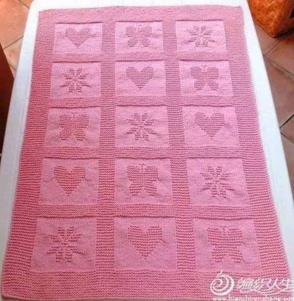 Manta bebé figuras cuadros a dos agujas