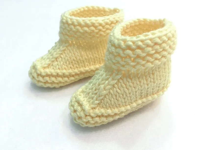 Patrón gratis patucos bebé dos agujas