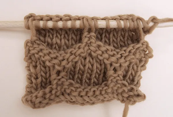 Punto collmenta a dos agujas