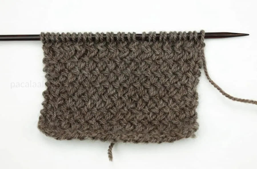 punto mimbre o cruzado dos agujas