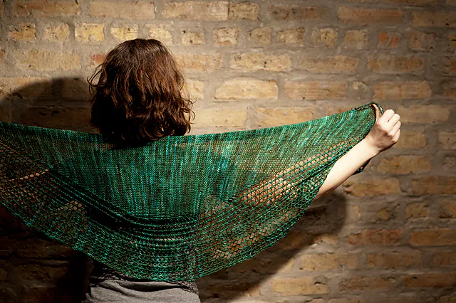 Patrón gratis chal Triptych a dos agujas