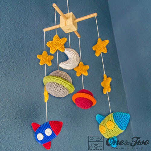 móvil bebés amigurumi crochet espacio