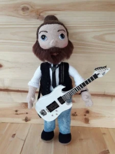 Patrón muñeco rockero amigurumi crochet