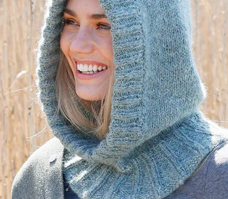 Patrón gratis capucha Luna Azul a dos agujas